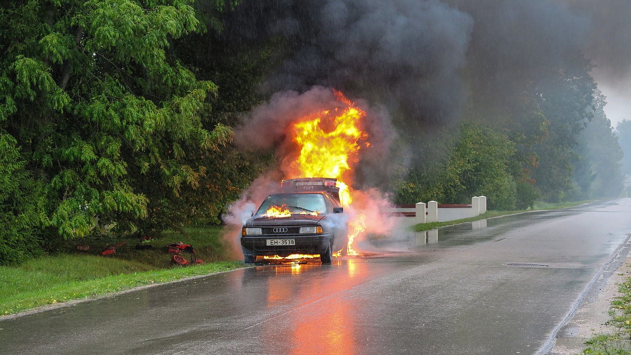 Voiture Détruite Dans Un Accident De La Circulation Sur La Route