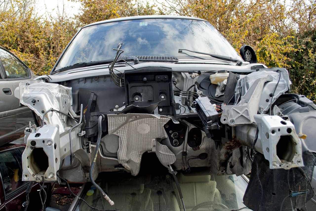 Les Véhicules Qui Passent Derrière Une Voiture Accidentée Avec Du