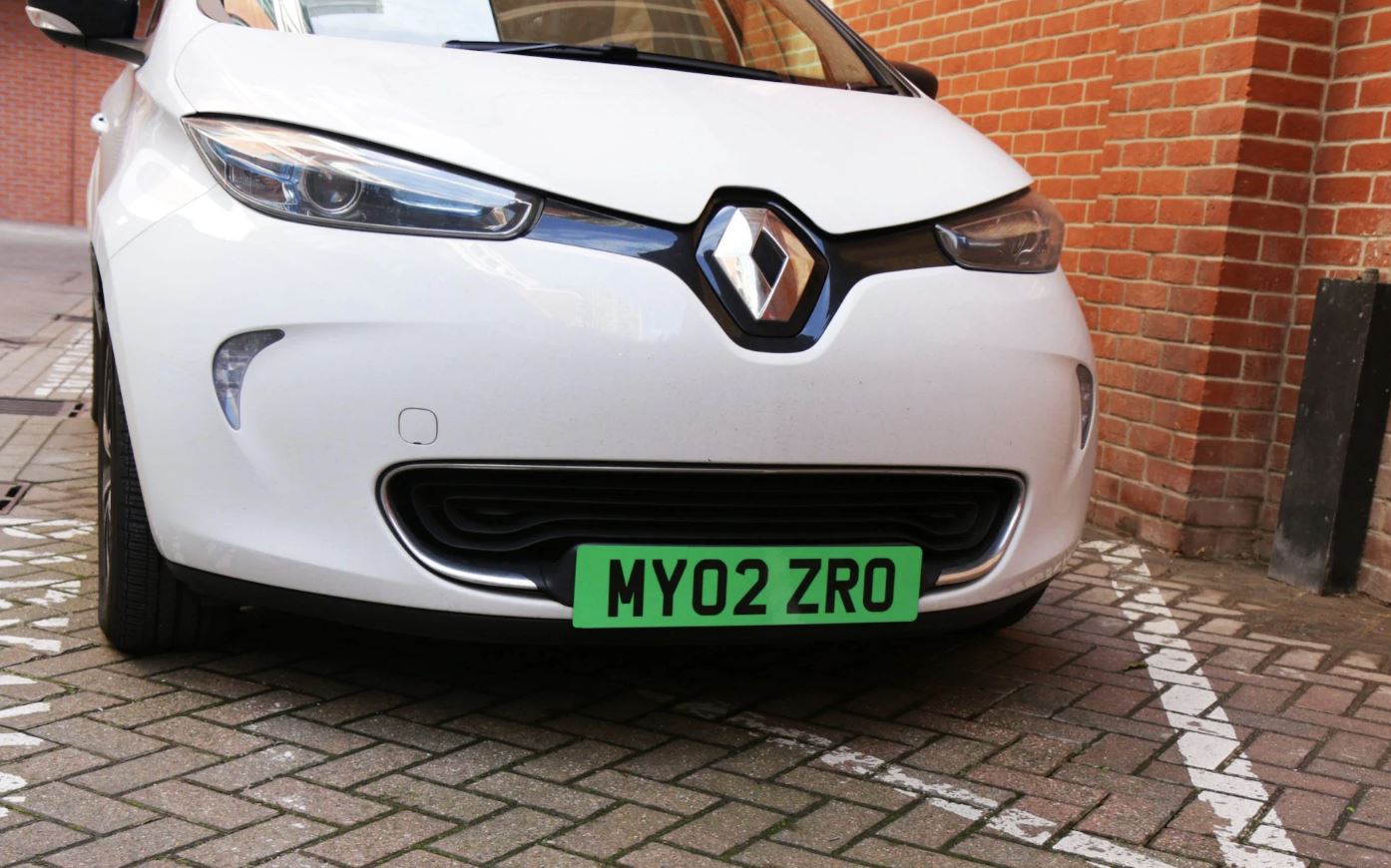Au Royaume-Uni, des « plaques vertes » pour les véhicules zéro